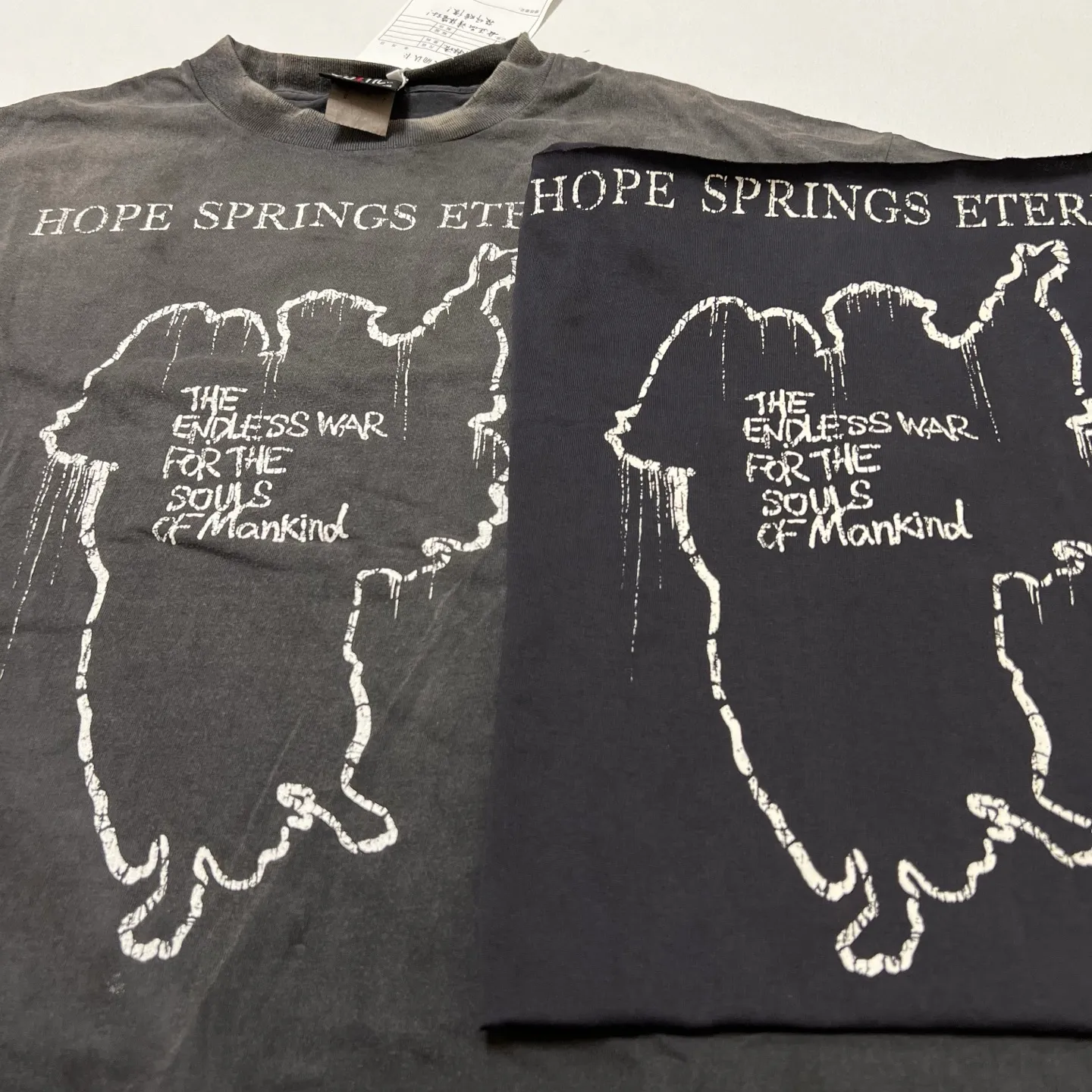 Printing and pattern comparison SAINT Mxxxxxx SS TEE/HOPE SPRING/BLK Jesus slogan retro distressed TEE Washed black S-XL Same as the original version Cylindrical side seam OE yarn fabric Garment dyeing Faded by heavy washing Bust plaster faded Correct version Matching with the original version Accessories Original level printing restoration